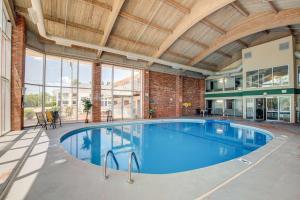 Bazén v ubytování Ramada by Wyndham Branson Theatre District nebo v jeho okolí