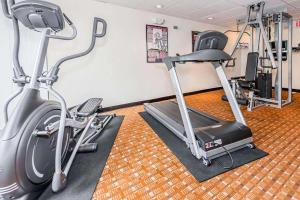 The fitness centre and/or fitness facilities at Baymont by Wyndham Indianapolis East