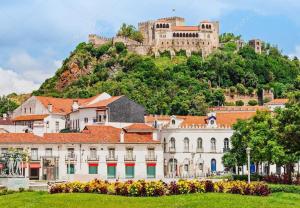 een stad met een kasteel op de heuvel voorraad foto bij Veiga apartment (self check in) in Coimbra