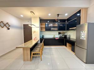 Η κουζίνα ή μικρή κουζίνα στο 2 Bedrooms At The Sun Avenue In The Center Of District 2 With Overflow Swimming Pool