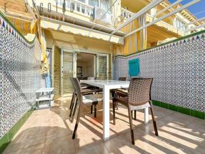 a patio with a table and chairs on a balcony at Casa Blanca 1 in Santa Pola