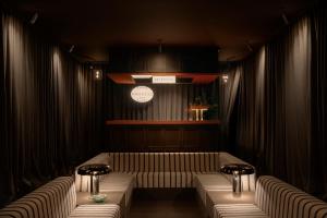 马德里Armesto Rooms的带两张沙发的客房,位于带窗帘的房间
