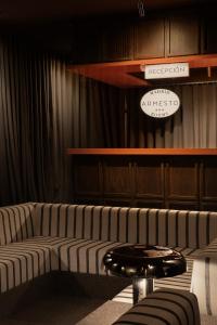 Armesto Rooms的休息区