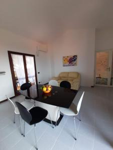 salon ze stołem, krzesłami i kanapą w obiekcie Casa Antonietta Villetta incantevole Vista Mare w mieście Funtana Meiga +26 zdjęć