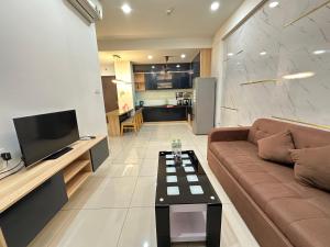 Μια τηλεόραση ή/και κέντρο ψυχαγωγίας στο 2 Bedrooms At The Sun Avenue In The Center Of District 2 With Overflow Swimming Pool