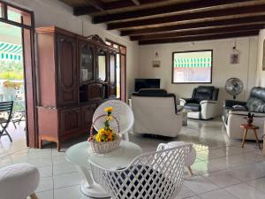Posezení v ubytování CosyLife Sainte-Rose - Villa calme avec vue Sofaïa à 3km de la plage