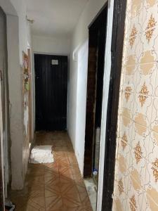 オリンダにあるCasaの黒いドアとタイル張りの床の廊下