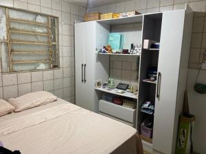 una camera con letto e armadietto bianco di Casa a Olinda