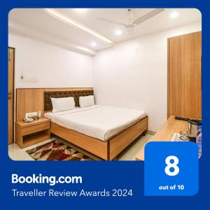 een slaapkamer met een bed in een kamer bij FabHotel Stay Inn International in Calcutta