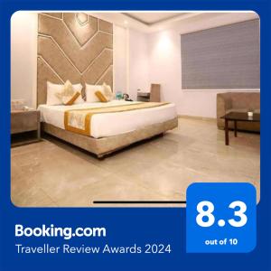 una camera con un letto in una stanza con di FabHotel Prime Anchorage a Nuova Delhi