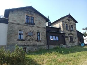 普斯泰伏尼的住宿－Chata Šumná，山边的古老石屋