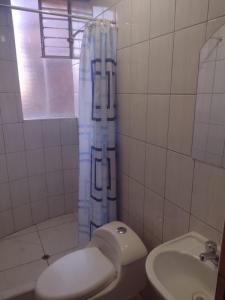 een badkamer met een toilet en een wastafel bij Posada de Percybal Mirador in Puno