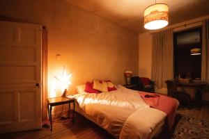 um quarto com uma cama com uma luz sobre ela em Crow Nest House em Hebden Bridge