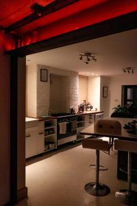 uma grande cozinha com um tecto vermelho num quarto em Crow Nest House em Hebden Bridge
