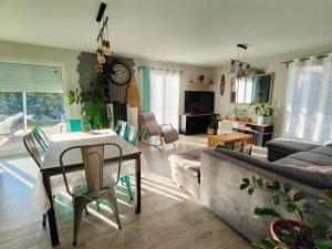 ein Wohnzimmer mit einem Tisch und einem Sofa in der Unterkunft New ! Pura Vida - Villa familiale récente à Châteauneuf de Grasse in Châteauneuf