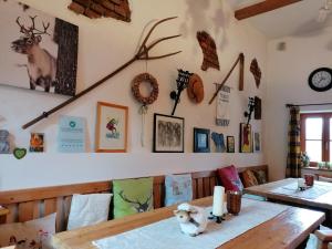 uma sala de jantar com uma mesa e algumas imagens na parede em FerienAppartments Landhaus FühlDichWohl em Fehring