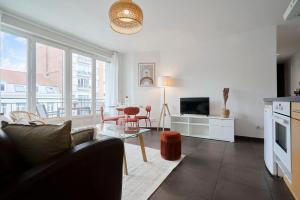- un salon avec un canapé et une table dans l'établissement Lille hypercentre two bedrooms 70m2, à Lille