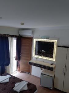 TV a/nebo společenská místnost v ubytování Behram Hotel