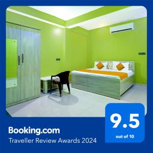 1 dormitorio verde con 1 cama y 1 silla en FabExpress JT Complex en Ranchi