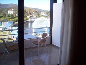 uma varanda com uma mesa e cadeiras e uma vista em Hotel Lagar do Lago em Castanheira de Pêra