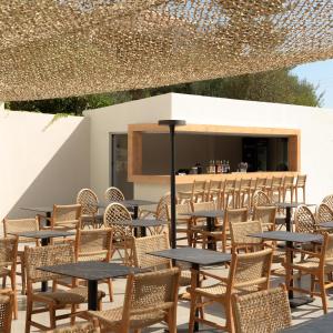 una zona de estar al aire libre con mesas y sillas en Sergios Hotel en Hersonissos