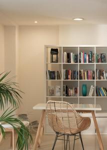 stół i krzesło w pokoju z półką na książki w obiekcie Sergios Hotel w mieście Hersonissos