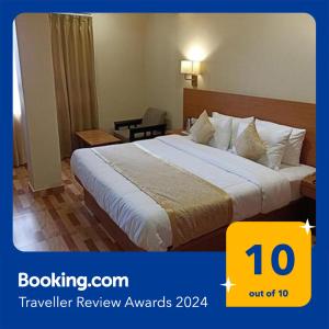 um quarto de hotel com uma cama grande num quarto em FabHotel Prime Denzong Shiron em Gangtok