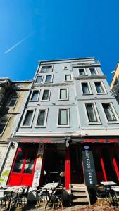 un edificio con mesas y sillas delante de él en Elegance House Hotel en Estambul