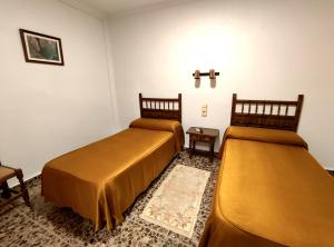 Habitación con 2 camas en una habitación en Hostal El Molino, en Villahermosa