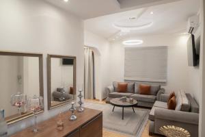TV a/nebo společenská místnost v ubytování Aegli Suites + 11 fotografií