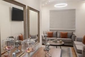 sala de estar con sofá y mesa en Aegli Suites, en Lebadea