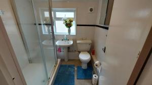a bathroom with a toilet and a sink and a shower at Cosy Villa- 5 Bedroom Accommodation Great For Longer Stays!!! in Chatham +20 photos