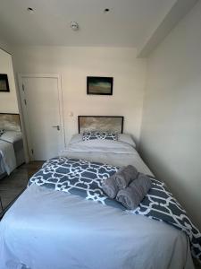 um quarto com uma cama com toalhas em Stylish and cozy flats em Londres