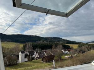 Loft Wohnung mit toller Aussicht في Meßstetten: اطلالة على قرية من نافذة القطار