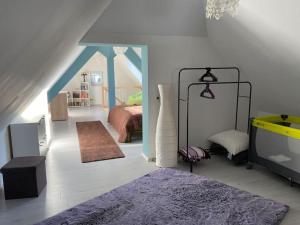Loft Wohnung mit toller Aussicht في Meßstetten: غرفة نوم بسرير وسقف ازرق