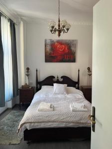 een slaapkamer met een bed met twee handdoeken erop bij Mi Casa Ferhadija in Sarajevo