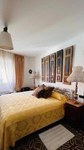 una camera con un letto con due lampade e due tavoli di APT 6 Biembe a Chinchón