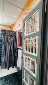 una puerta abierta en una habitación con cortina en APT 6 Biembe en Chinchón