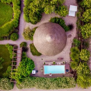 - une vue sur la piscine dans un parc dans l'établissement Is Cheas wine farm boutique hotel, à San Vero Milis