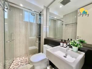 Koupelna v ubytování NEW! The Shore l 3BR l 6-11pax l Direct Mall Access l City Centre l River View l Jonker Street by Jay Stay Management