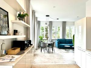 ein Wohnzimmer mit einem blauen Sofa und einem Tisch in der Unterkunft E&K living - city central - design apartment - kitchen - free parking in Gersthofen