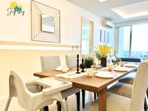 Posezení v ubytování NEW! The Shore l 3BR l 6-11pax l Direct Mall Access l City Centre l River View l Jonker Street by Jay Stay Management