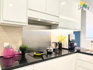 Kuchyň nebo kuchyňský kout v ubytování NEW! The Shore l 3BR l 6-11pax l Direct Mall Access l City Centre l River View l Jonker Street by Jay Stay Management