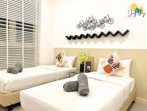 Postel nebo postele na pokoji v ubytování NEW! The Shore l 3BR l 6-11pax l Direct Mall Access l City Centre l River View l Jonker Street by Jay Stay Management