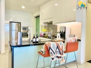 Kuchyň nebo kuchyňský kout v ubytování NEW! The Shore l 3BR l 6-11pax l Direct Mall Access l City Centre l River View l Jonker Street by Jay Stay Management