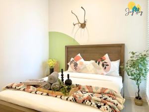 Postel nebo postele na pokoji v ubytování NEW! The Shore l 3BR l 6-11pax l Direct Mall Access l City Centre l River View l Jonker Street by Jay Stay Management
