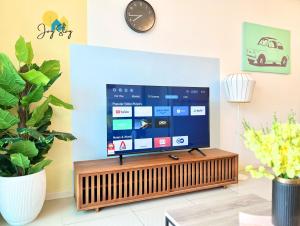 TV a/nebo společenská místnost v ubytování NEW! The Shore l 3BR l 6-11pax l Direct Mall Access l City Centre l River View l Jonker Street by Jay Stay Management