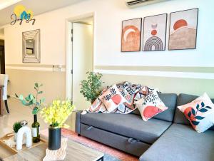 Posezení v ubytování NEW! The Shore l 3BR l 6-11pax l Direct Mall Access l City Centre l River View l Jonker Street by Jay Stay Management
