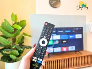 TV a/nebo společenská místnost v ubytování NEW! The Shore l 3BR l 6-11pax l Direct Mall Access l City Centre l River View l Jonker Street by Jay Stay Management