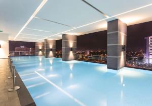 Bazén v ubytování NEW! The Shore l 3BR l 6-11pax l Direct Mall Access l City Centre l River View l Jonker Street by Jay Stay Management nebo v jeho okolí